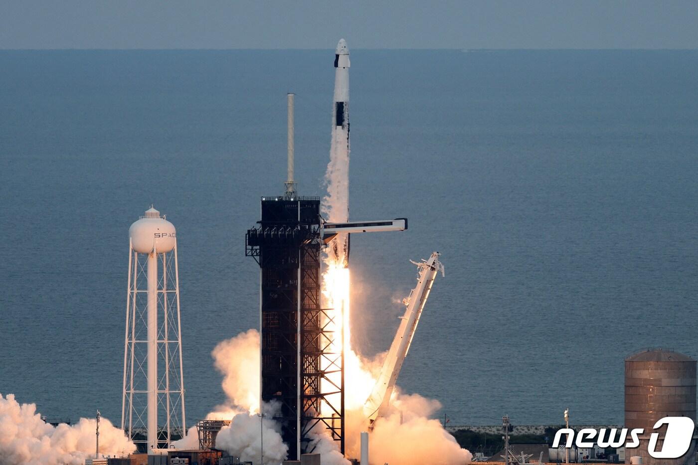 미국 우주기업 액시엄스페이스의 민간 우주여행팀 'AX-2'가 21일(현지시간) 오후 5시37분(한국시간 22일오전6시37분) 플로리다 케네디우주센터에서 스페이스X 유인 우주선을 타고 출발했다. ⓒ 로이터=뉴스1 ⓒ News1 박재하 기자