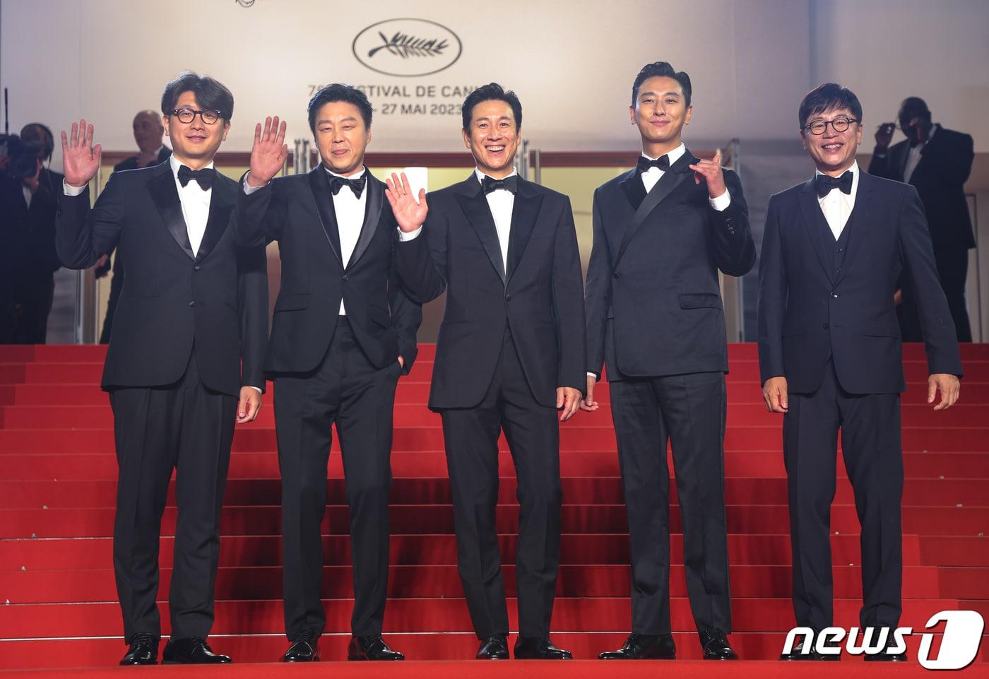 21일 자정(현지시간) 프랑스 남부 소도시 칸 ‘팔레 데 페스티발’(Palais des Festival) 뤼미에르 대극장에서 열린 제76회 칸 국제영화제 미드나잇 스크리닝 부문 초청작 ‘탈출: 프로젝트 사일런스’ 시사회에서 김태곤 감독과 배우 김희원, 이선균, 주지훈이 레드 카펫에 오르고 있다. 2023.5.22/뉴스1 ⓒ News1 이준성 기자