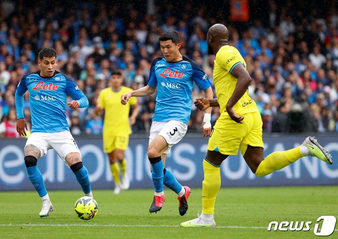 나폴리의 김민재(가운데) ⓒ 로이터=뉴스1