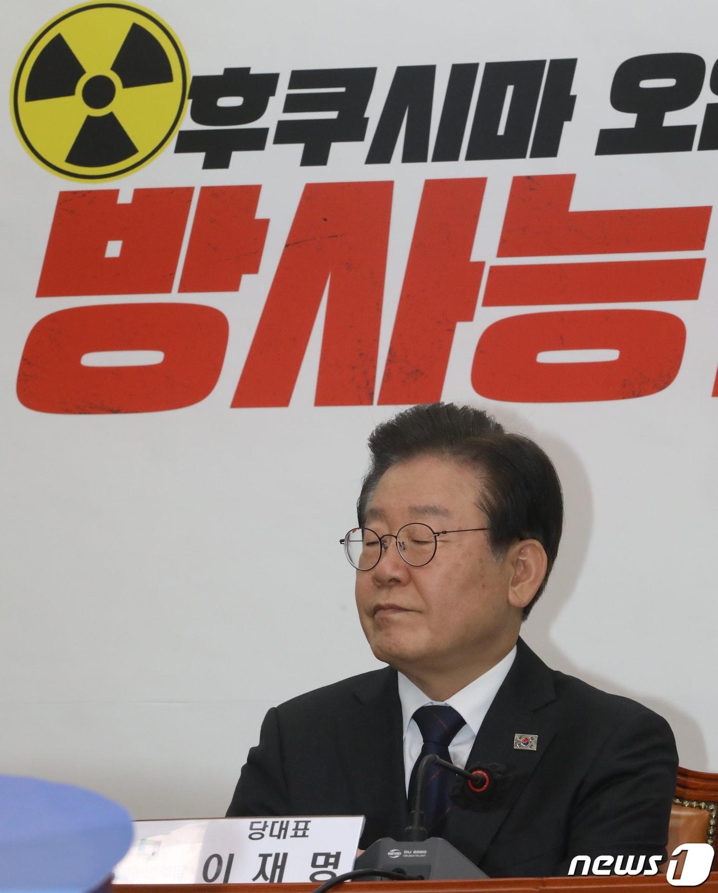 본문 이미지 - 이재명 더불어민주당 대표가 22일 오전 서울 여의도 국회에서 열린 최고위원회의에서 생각에 잠겨 있다 ⓒ News1 황기선 기자