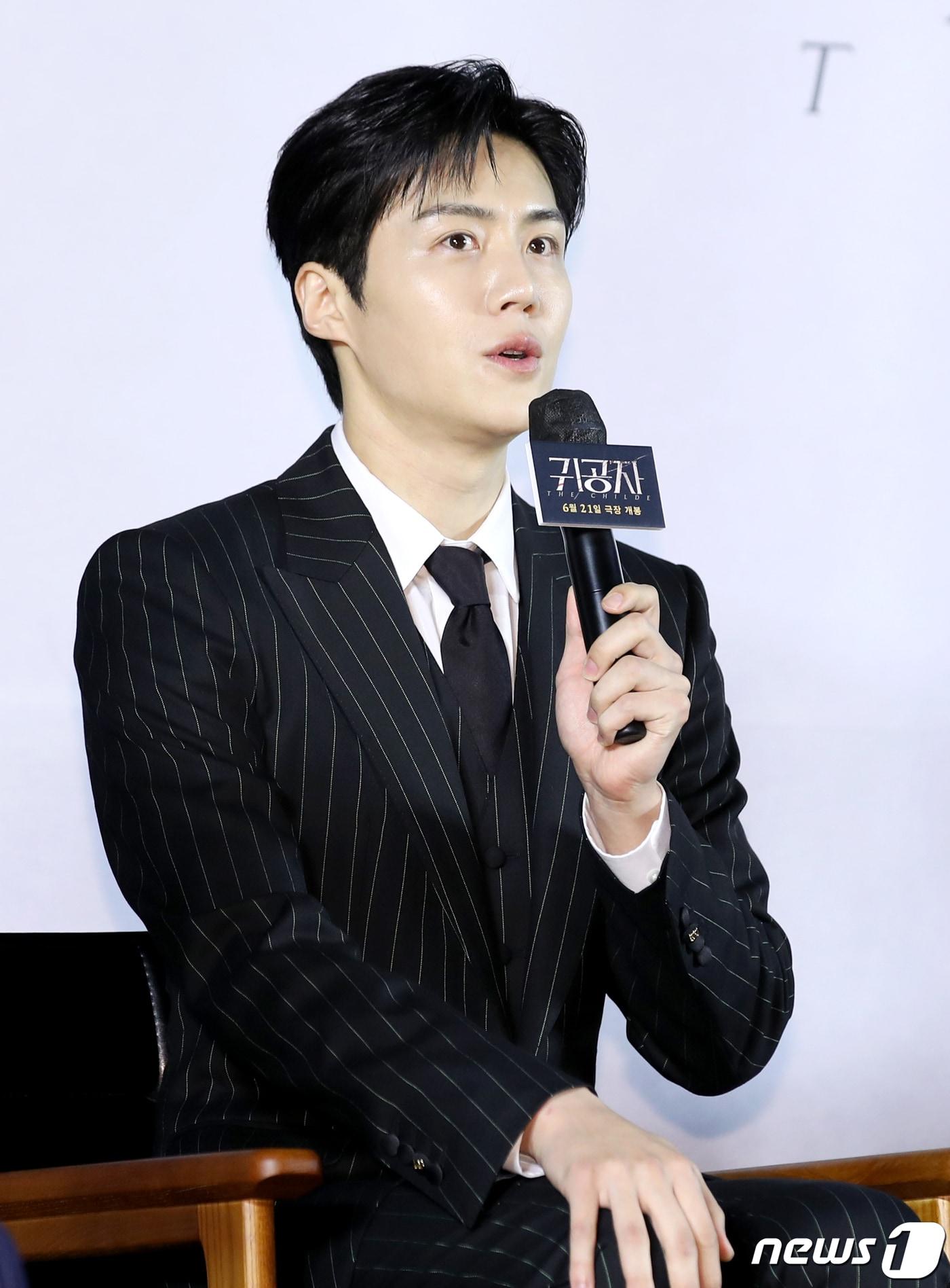 본문 이미지 - 배우 김선호가 22일 서울 광진구 롯데시네마 건대입구에서 열린 영화 &#39;귀공자&#39; 제작보고회에서 앞서 사생활 논란에 대해 사과를 하고 있다. &#39;귀공자&#39;는 필리핀 불법 경기장을 전전하는 복싱 선수 마르코 앞에 정체불명의 남자 귀공자를 비롯한 각기 다른 목적을 지닌 세력들이 나타나 광기의 추격을 펼치는 이야기다. 2023.5.22/뉴스1 ⓒ News1 권현진 기자