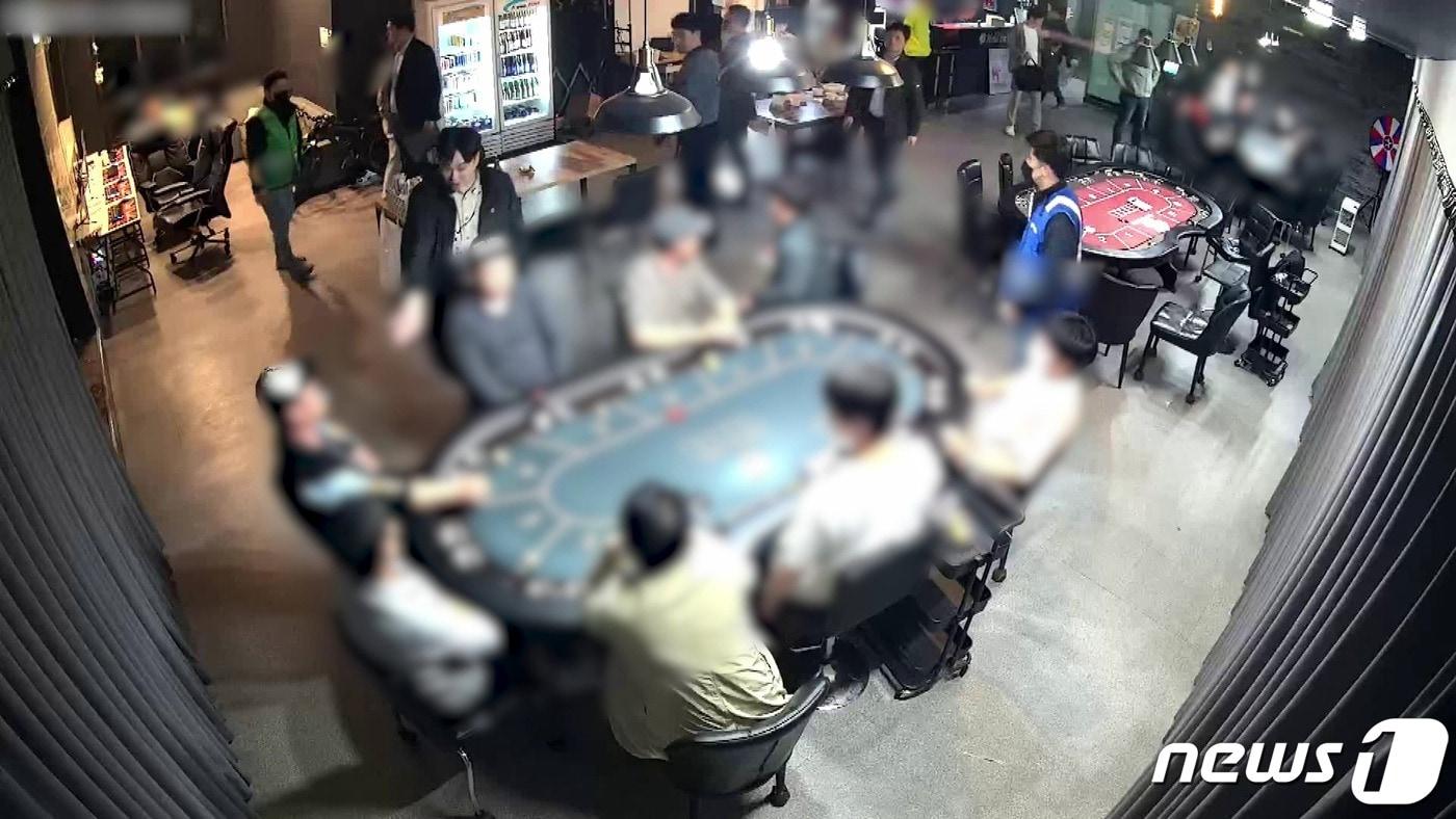 본문 이미지 - 충북경찰청 강력범죄수사대가 불법 도박장 현장을 급습해 검거하는 모습.(충북경찰청 제공).2023.05.22./뉴스1