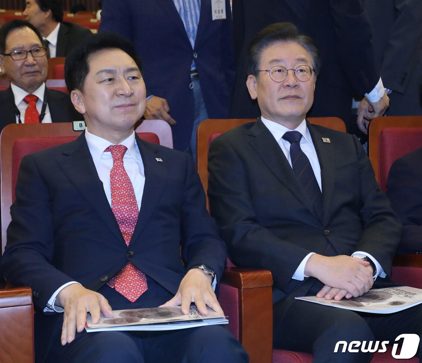본문 이미지 - 김기현 국민의힘 대표와 이재명 더불어민주당 대표 2023.5.22/뉴스1 ⓒ News1 황기선 기자
