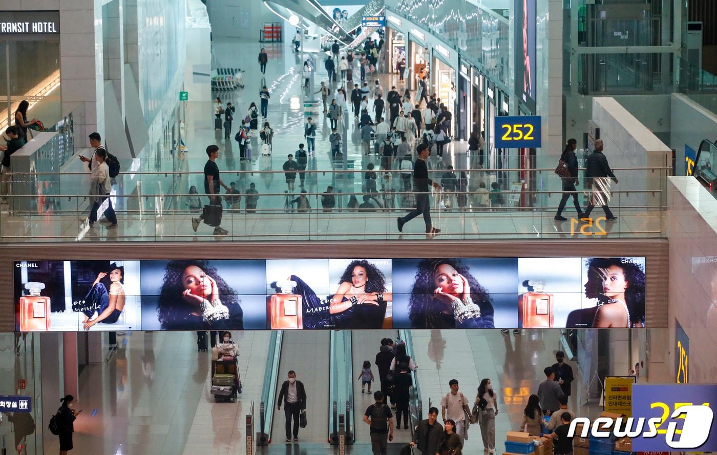 본문 이미지 - 인천국제공항 제2여객터미널에서 여행객들이 면세점을 이용하고 있다. 2023.5.22/뉴스1 ⓒ News1 김도우 기자