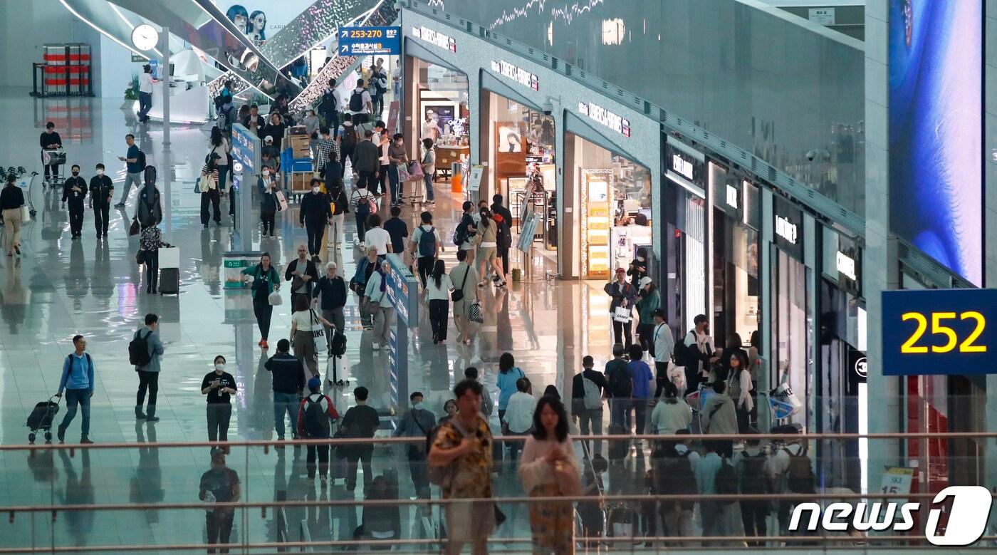 본문 이미지 - 인천국제공항 제2여객터미널에서 여행객들이 면세점을 이용하는 모습. 2023.5.22/뉴스1 ⓒ News1 김도우 기자