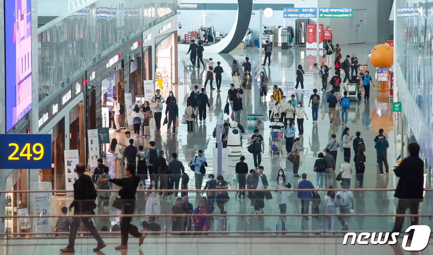 인천국제공항 제2여객터미널에서 여행객들이 면세점을 이용하는 모습. 2023.5.22/뉴스1 ⓒ News1 김도우 기자