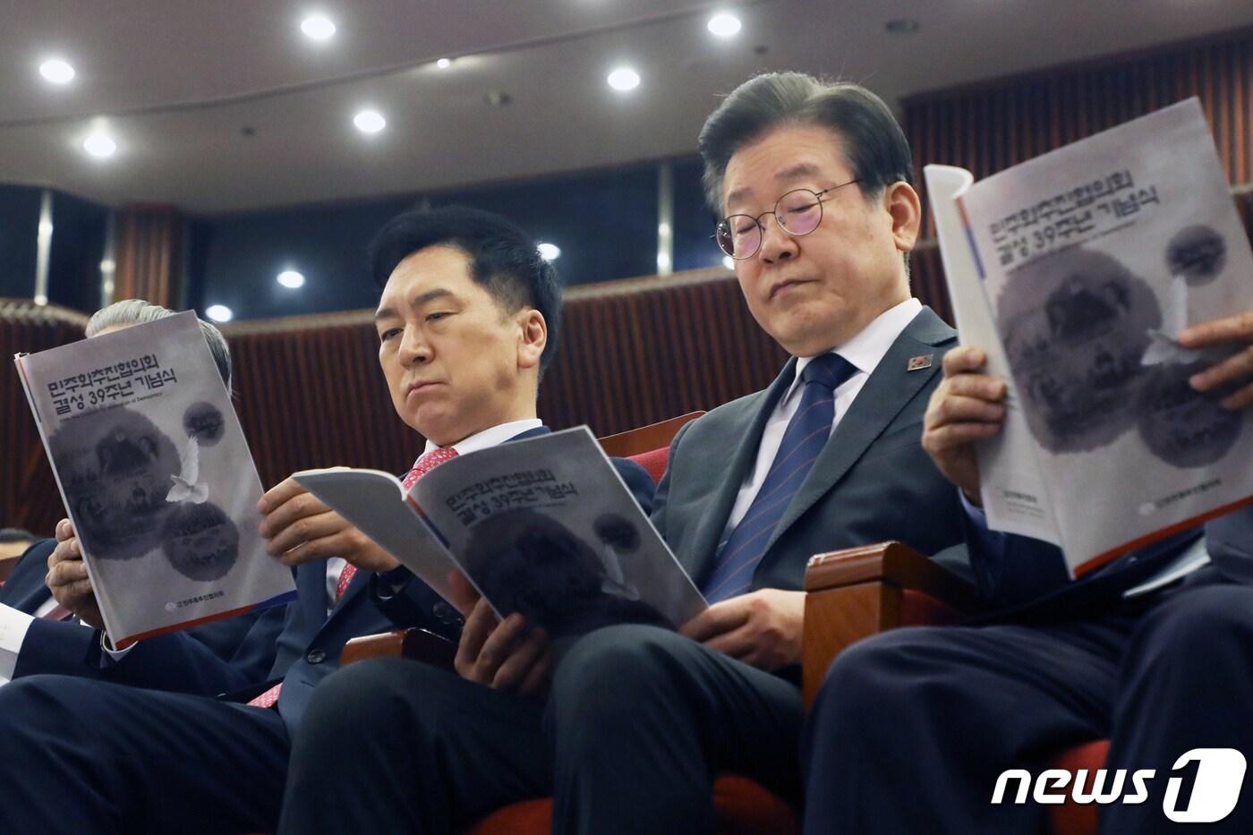 본문 이미지 - 김기현 국민의힘 대표와 이재명 더불어민주당 대표(자료사진) 2023.5.22/뉴스1 ⓒ News1 황기선 기자