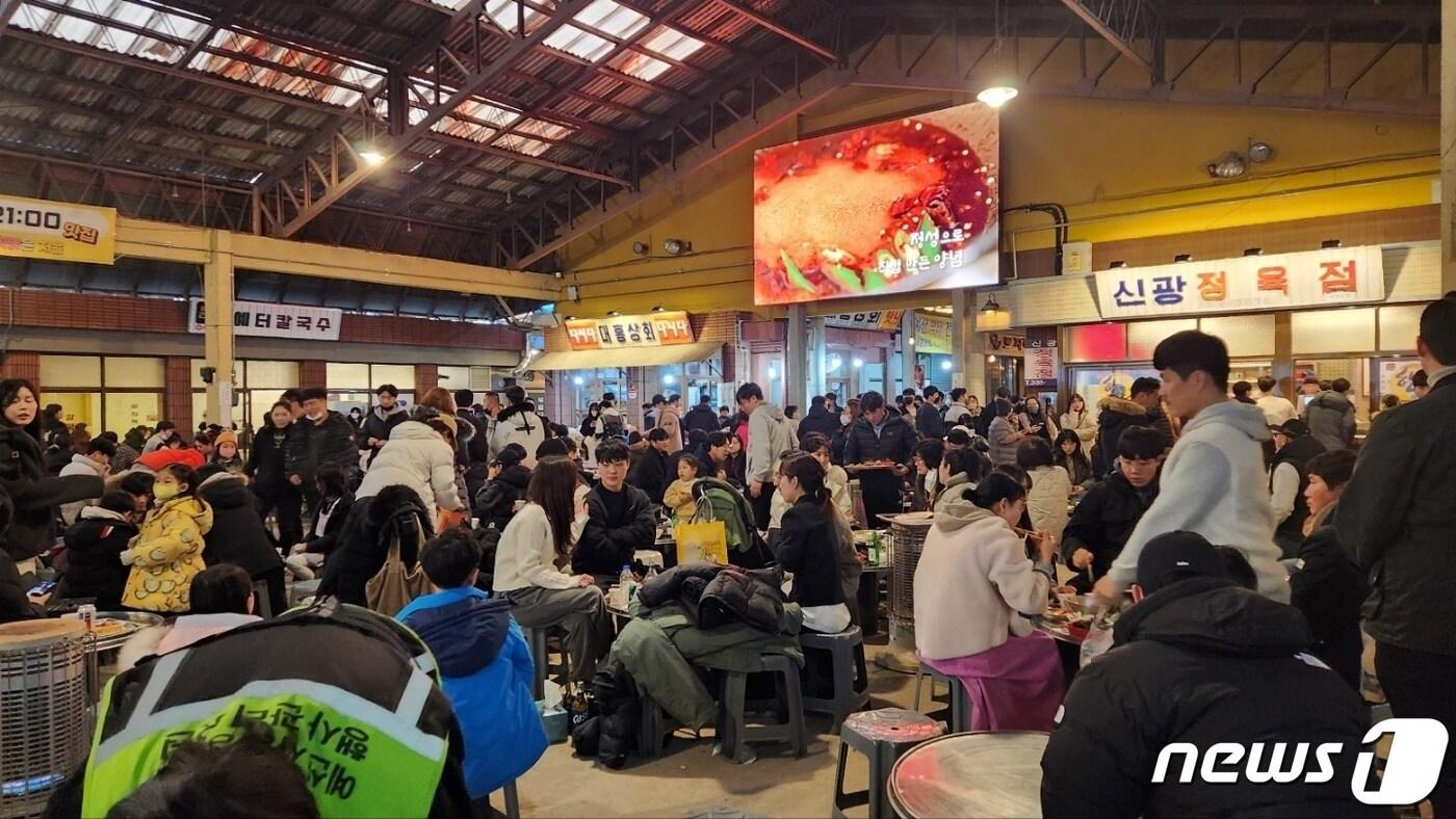 예산시장에서 식사를 즐기고 있는 관광객들. 예산군은 백종원 예산시장 프로젝트와 예당호 관광지 활성화 등을 통해 3시간 이상 머무르는 생활인구 증대에 나서고 있다. (예산군 제공)/뉴스1
