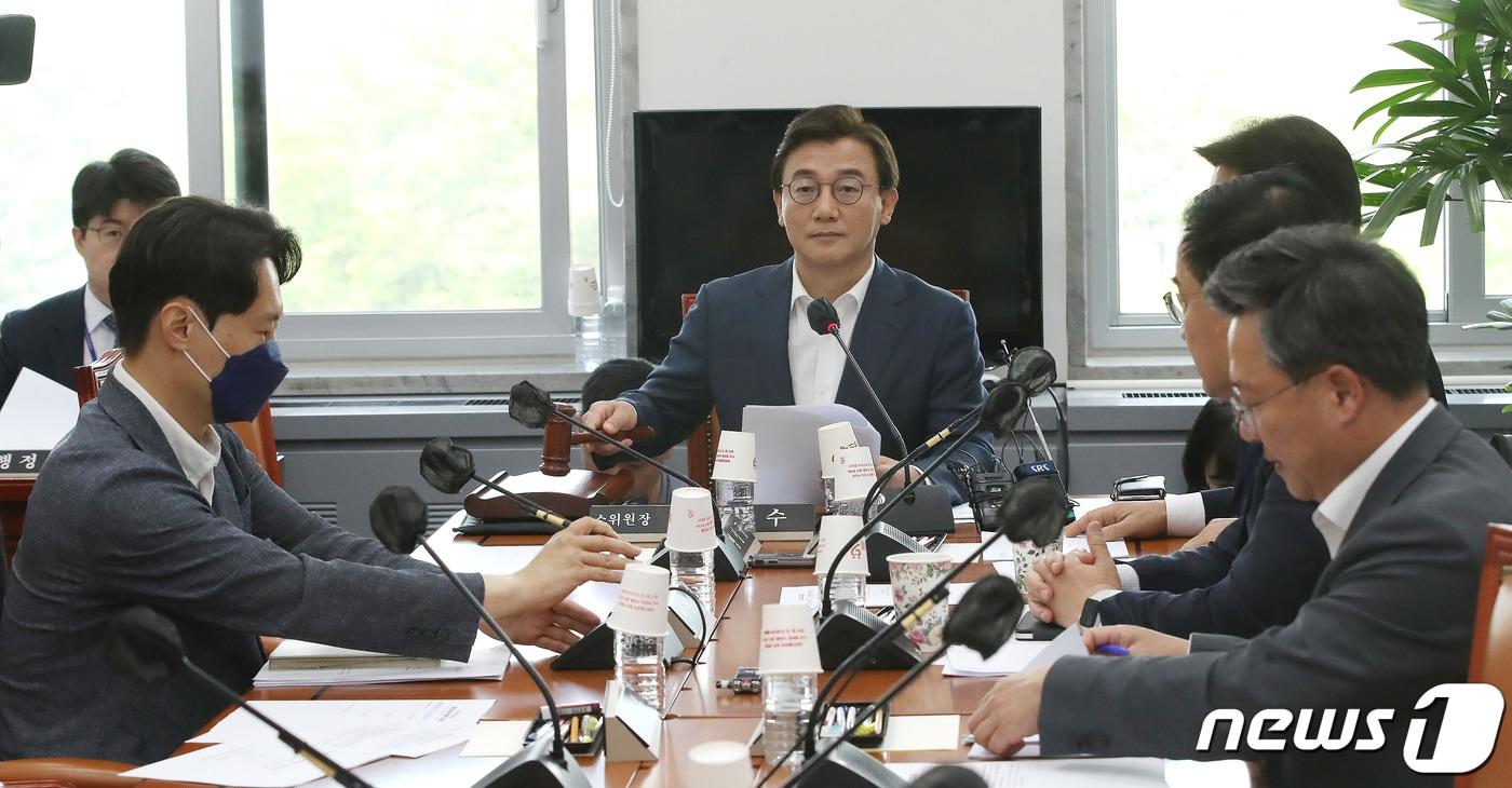 본문 이미지 - 전재수 국회 정치개혁특별위원회 법안심사제1소위원회 위원장이 22일 오전 서울 여의도 국회에서 열린 정치개혁특별위원회 법안심사제1소위원회에서 의사봉을 두드리고 있다. 이날 소위에서는 국회의원 당선인의 재산에 가상자산도 명시하도록 하는 내용의 국회법 개정안을 여야 만장일치로 의결했다.2023.5.22/뉴스1 ⓒ News1 임세영 기자