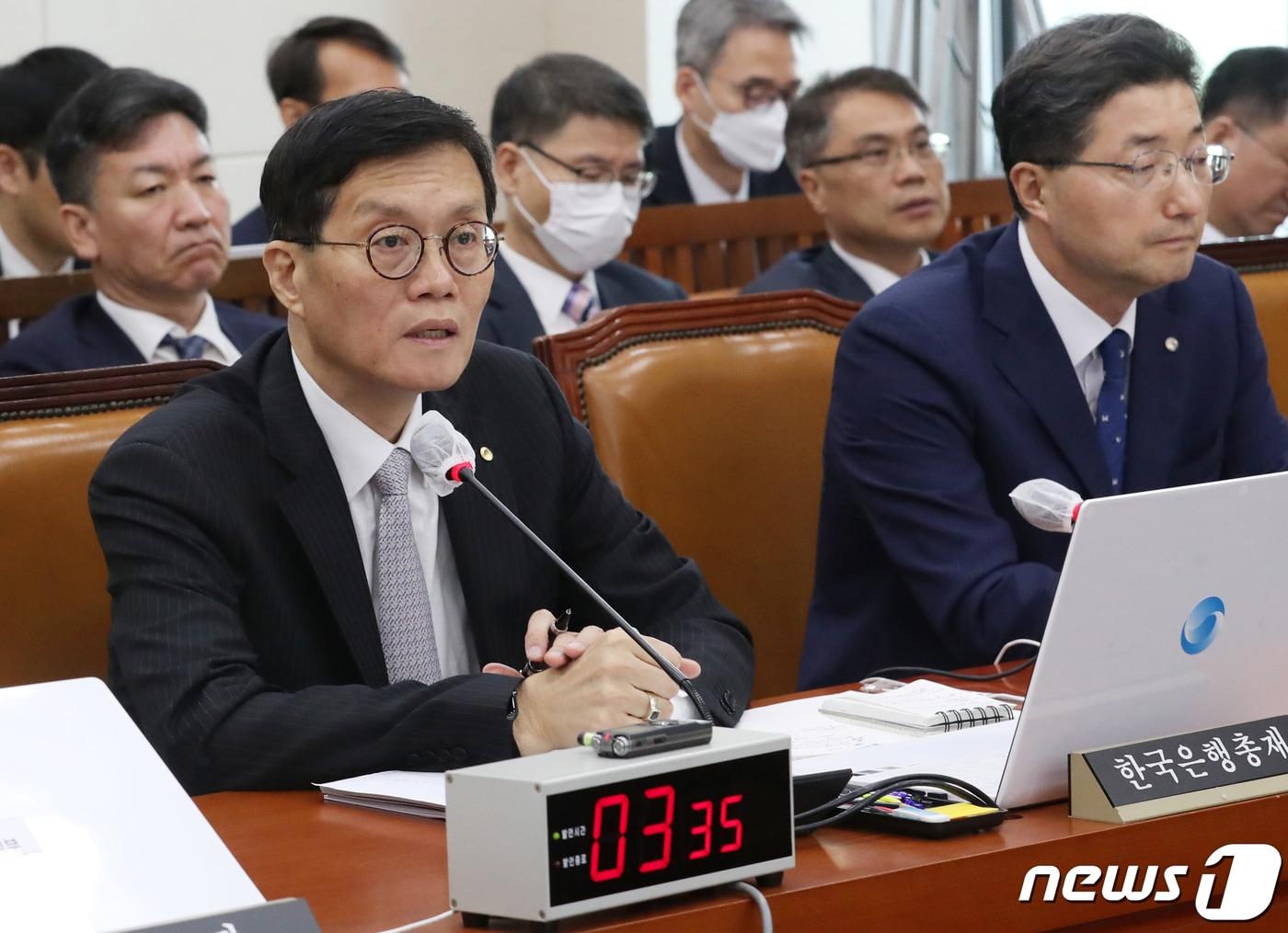 본문 이미지 - 이창용 한국은행 총재가 22일 오전 서울 여의도 국회에서 열린 기획재정위원회 전체회의에서 의원들의 질의에 답변하고 있다. /뉴스1