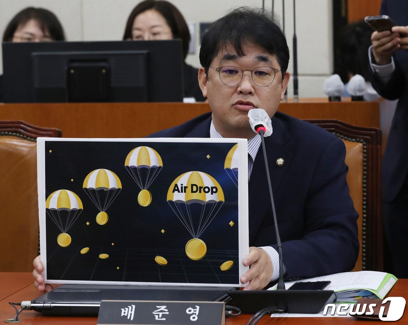 본문 이미지 - 배준영 국민의힘 의원이 22일 오전 서울 여의도 국회에서 열린 기획재정위원회 전체회의에서 발언을 하고 있다. 2023.5.22/뉴스1 ⓒ News1 송원영 기자