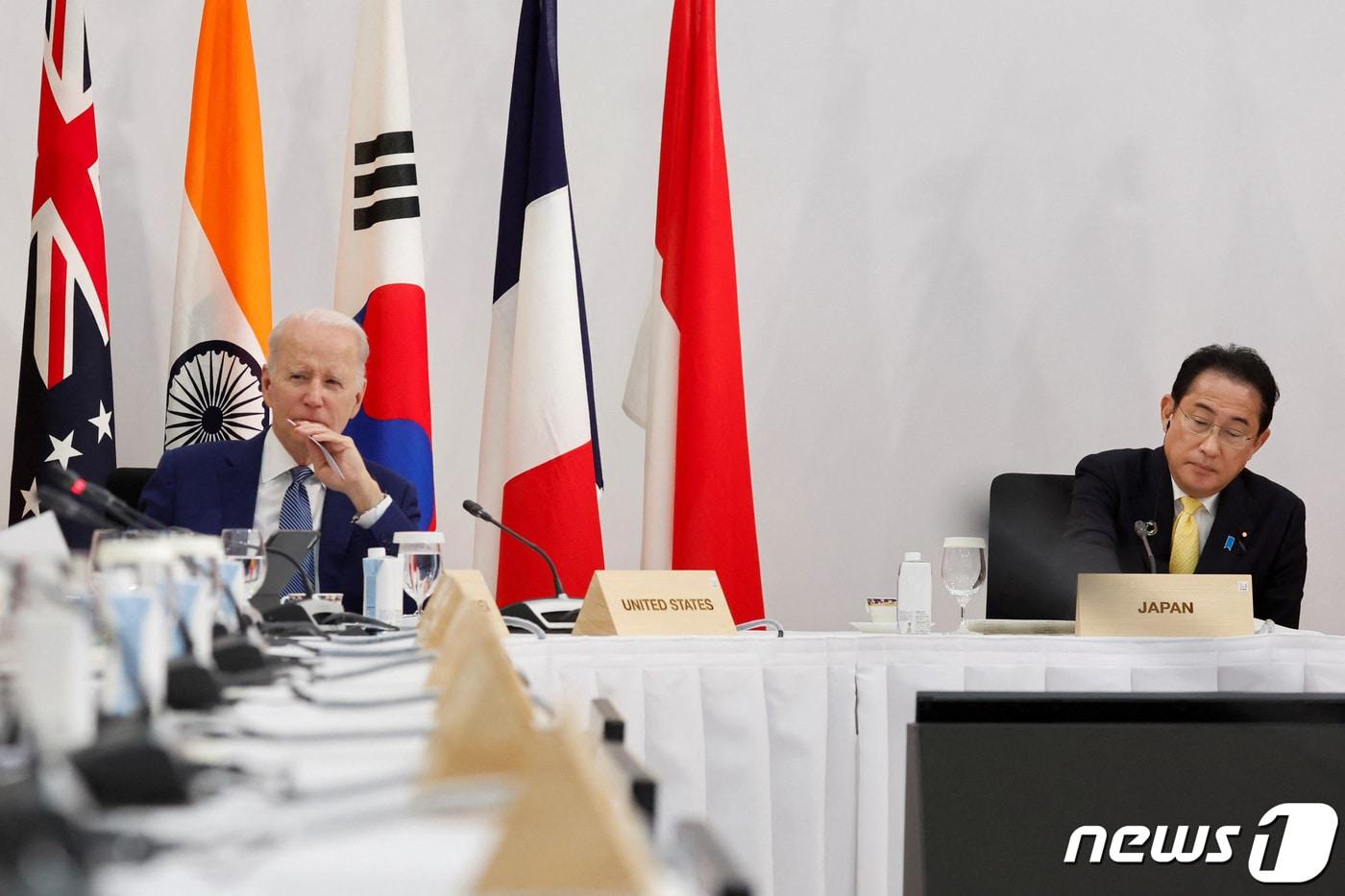 본문 이미지 - 20일 오후 일본 히로시마 그랜드프린스호탈에서 열린 주요7개국(G7) 정상회의 글로벌 기반시설 및 투자 파트너십 행사에서 조 바이든(왼쪽) 미국 대통령이 발언을 하고 있다. 오른쪽에는 기시다 후미오 일본 총리가 앉아 있다. 2023.5.20 ⓒ 로이터=뉴스1 ⓒ News1 정윤미 기자