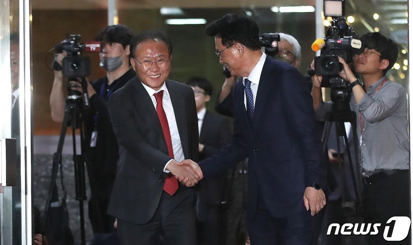 윤재옥 국민의힘 원내대표(왼쪽)와 박광온 더불어민주당 원내대표가 지난달 22일 오후 서울 여의도 국회에서 국회의장 주재로 열리는 교섭단체 원내대표 회동에 참석하며 악수를 나누고 있다./뉴스1 ⓒ News1 임세영 기자