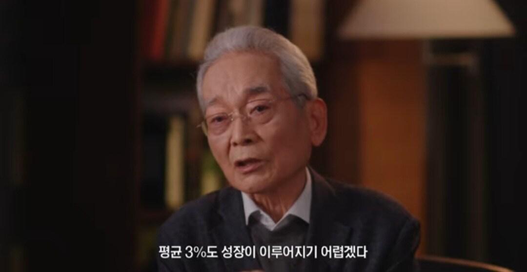 본문 이미지 - 인터뷰 중인 진념 전 부총리. (기재부 유튜브)