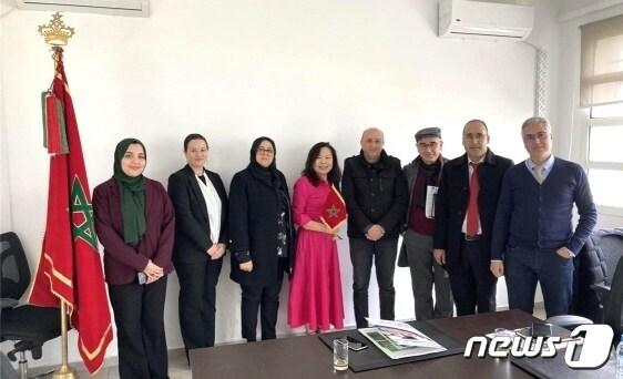본문 이미지 - 전북대가 모로코 국립대학인 케니트라 이븐 토파일대와 한국학 전문과정 개설에 나선다. 사진은 조화림 국제협력처장이 지난 3월 토파일대학 방문한 모습.(전북대 제공)/뉴스1