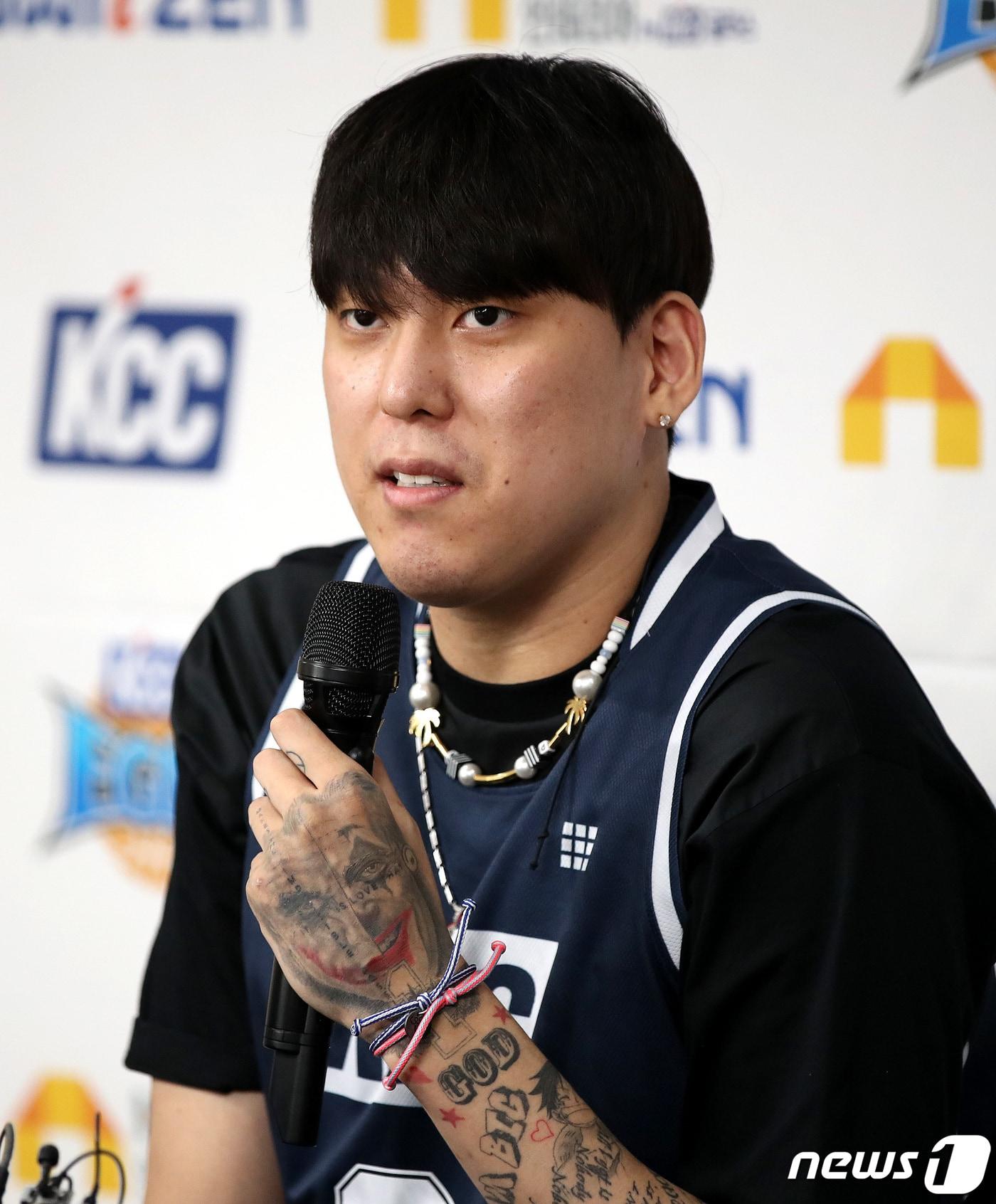 본문 이미지 - 최준용이 22일 오후 서울 강남구 KBL센터에서 열린 KCC이지스 입단 기자회견에서 소감을 밝히고 있다. KCC는 FA 최준용을 계약기간 5년, 첫 해 보수총액 6억원(연봉 4억2000만원·인센티브 1억8000만원)에 영입했다. 2023.5.22/뉴스1 ⓒ News1 박지혜 기자