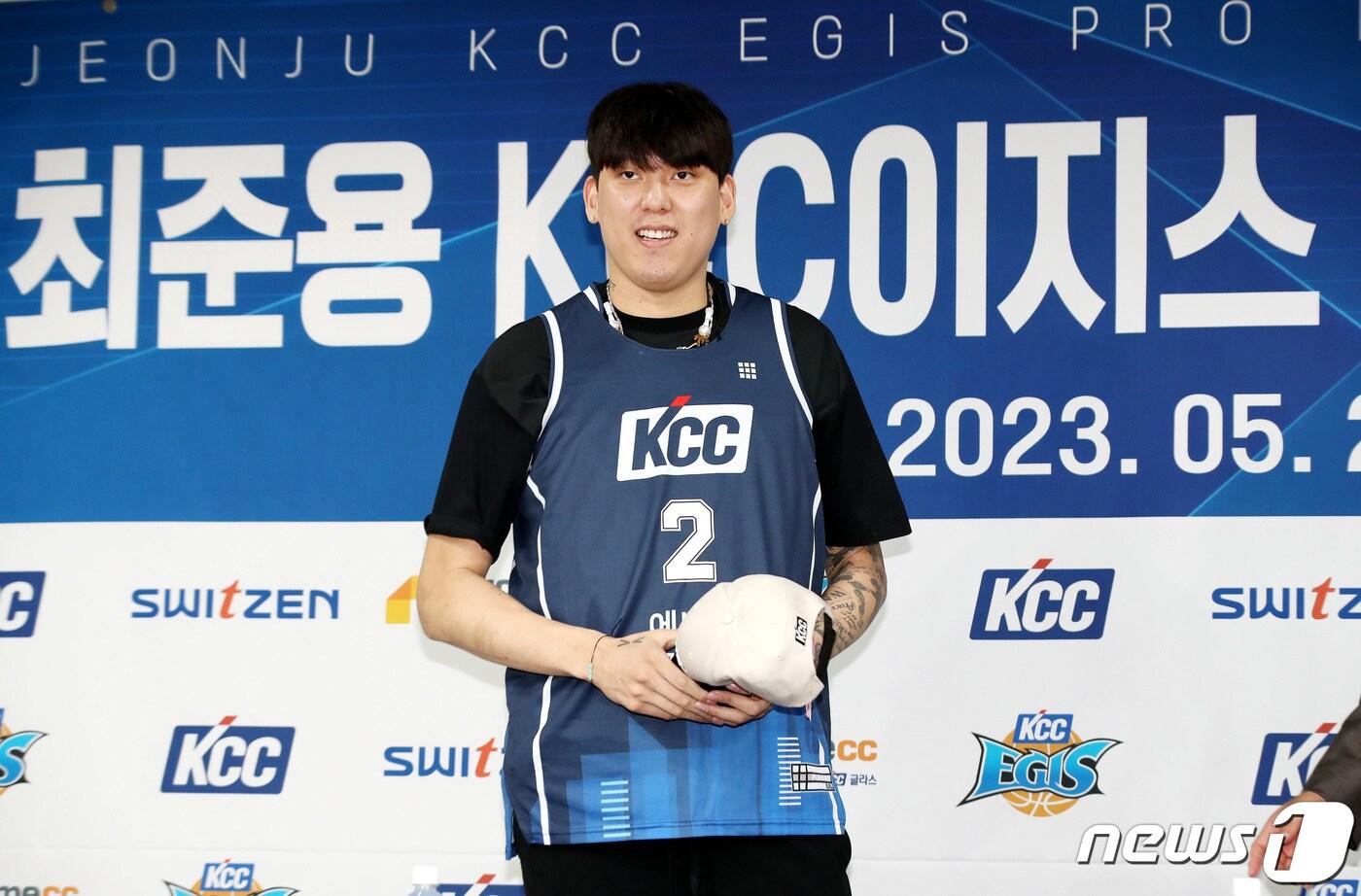 본문 이미지 - 최준용이 22일 오후 서울 강남구 KBL센터에서 열린 KCC이지스 입단 기자회견에서 새 유니폼을 입고 포즈를 취하고 있다. KCC는 FA 최준용을 계약기간 5년, 첫 해 보수총액 6억원(연봉 4억2000만원·인센티브 1억8000만원)에 영입했다. 2023.5.22/뉴스1 ⓒ News1 박지혜 기자