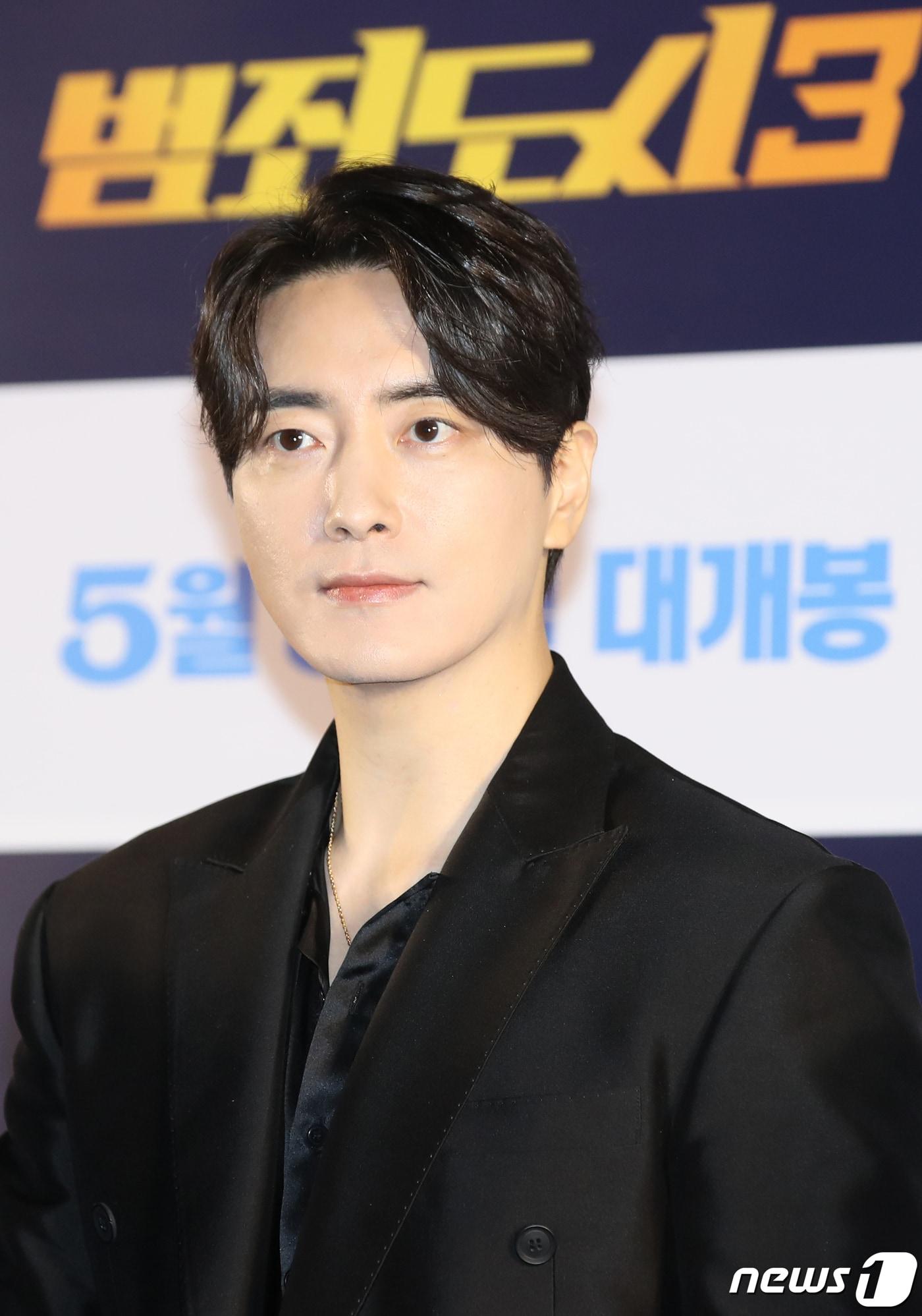 본문 이미지 - 배우 이준혁이 22일 오후 서울 강남구 메가박스 코엑스에서 진행된 영화 '범죄도시3' 언론배급시사회에서 객석을 바라보고 있다. ‘범죄도시3’는 대체불가 괴물형사 마석도(마동석 분)가 서울 광수대로 이동 후, 신종 마약 범죄 사건의 배후인 주성철(이준혁 분)과 마약 사건에 연루된 또 다른 빌런 리키(아오키 무네타카 분)를 잡기 위해 펼치는 통쾌한 범죄 소탕 작전을 그린 작품이다. 2023.5.22/뉴스1 ⓒ News1 권현진 기자