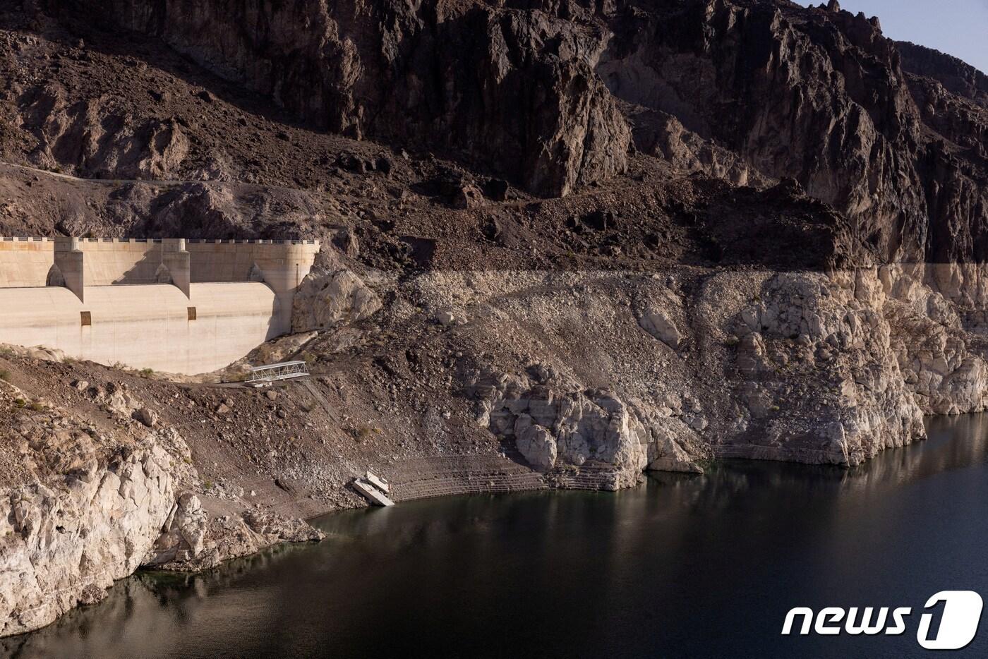 본문 이미지 - 최저 수위로 수량이 급격히 감소한 미드호, 2022.4.17. ⓒ 로이터=뉴스1 ⓒ News1 김현 특파원