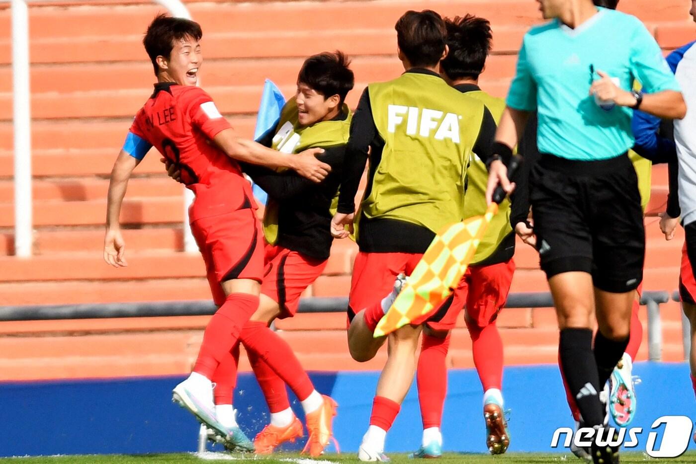 프랑스와의 U20 월드컵 첫 경기에서 득점 후 기뻐하는 한국 선수단.  ⓒ AFP=뉴스1