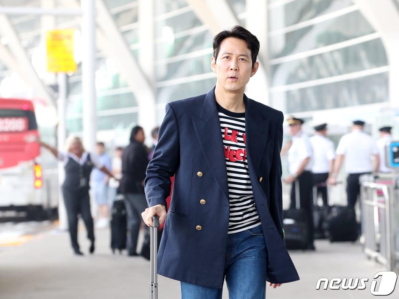 본문 이미지 - 배우 이정재가 뉴욕 구겐하임 뮤지엄에서 열리는 YCC파티 참석 차 23일 오전 인천국제공항에 도착해 미국으로 출국하고 있다. 2023.5.23/뉴스1 ⓒ News1 권현진 기자