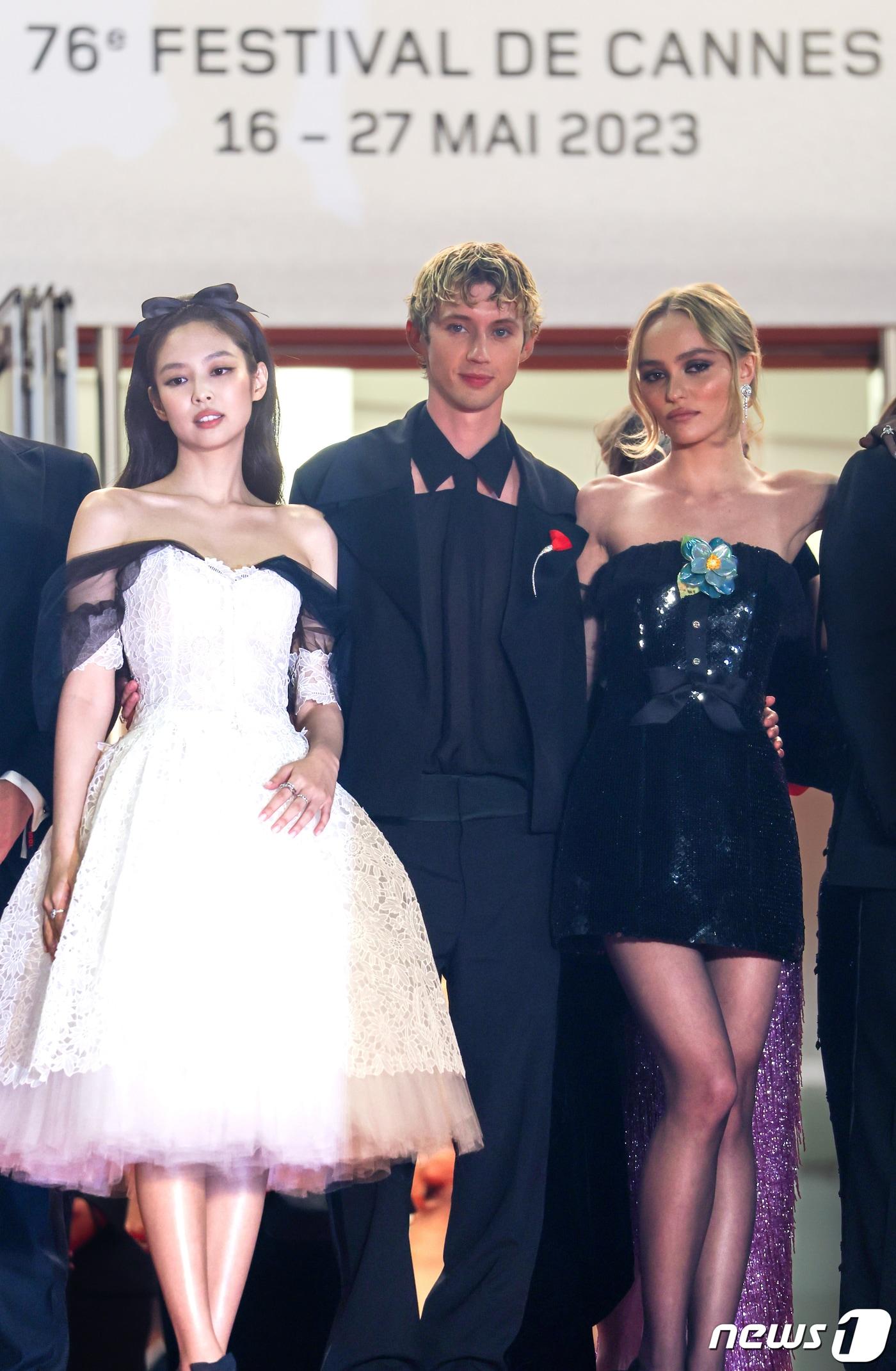 본문 이미지 - HBO ‘디 아이돌’(The Idol) 월드 프리미어 시사회에 참석한 블랙핑크 제니와 트로이 시반, 릴리 로즈 뎁. 2023.5.23/뉴스1 ⓒ News1 이준성 기자