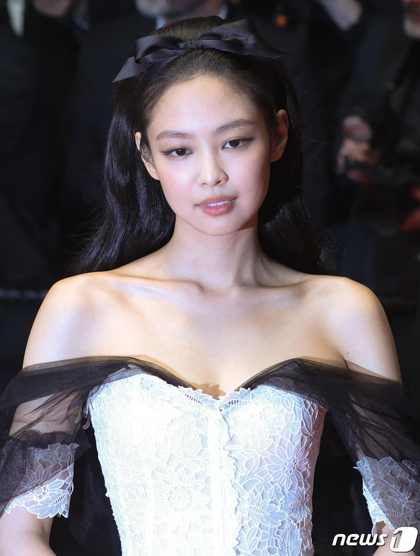 본문 이미지 - 22일 오전&#40;현지시간&#41; 프랑스 남부 소도시 칸 ‘팔레 데 페스티발’&#40;Palais des Festival&#41; 뤼미에르 대극장에서 열린 HBO ‘디 아이돌’&#40;The Idol&#41; 월드 프리미어 시사회에서 블랙핑크 제니가 레드 카펫에 오르고 있다. 2023.5.23/뉴스1 ⓒ News1 이준성 기자