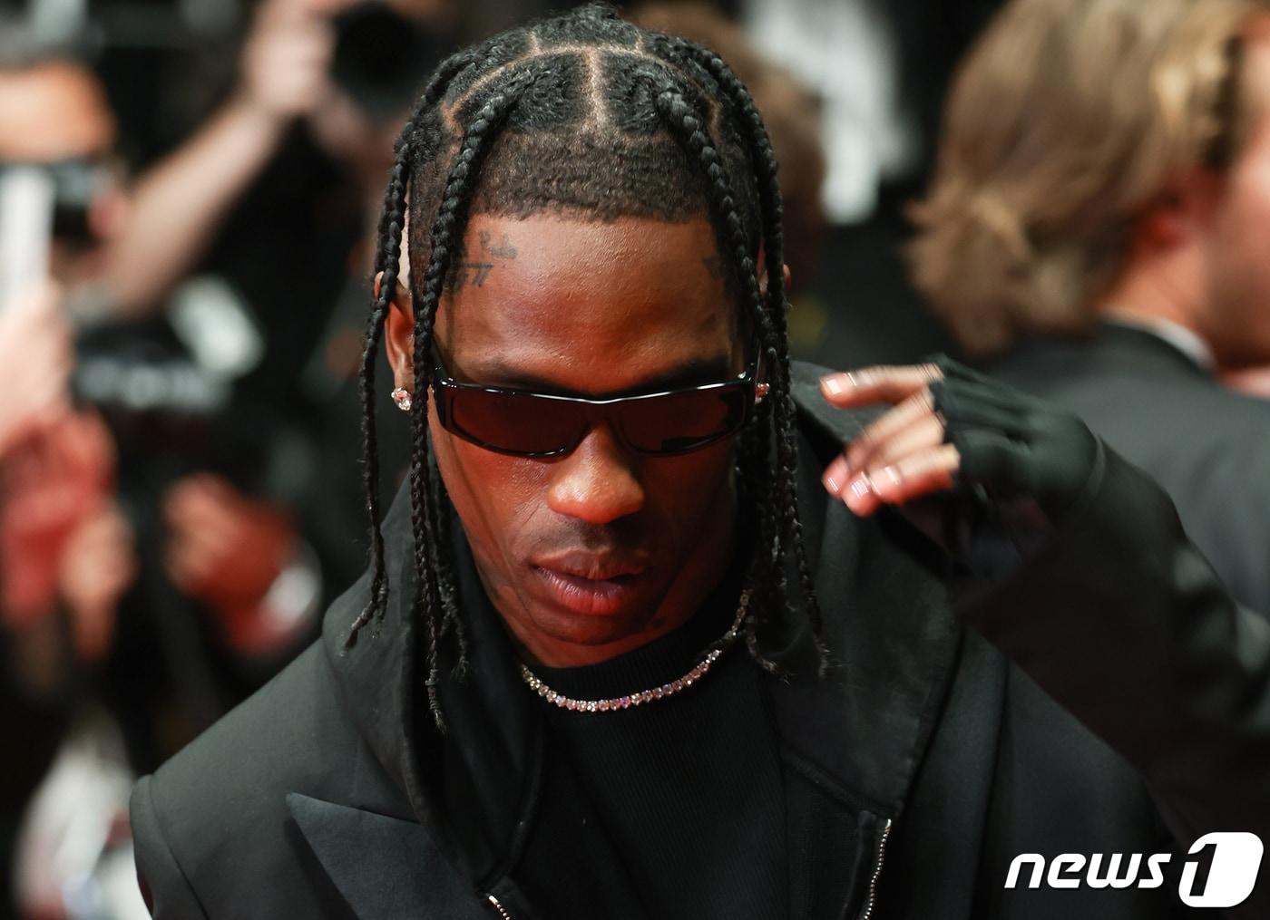 본문 이미지 - 22일 오전(현지시간) 프랑스 남부 소도시 칸 ‘팔레 데 페스티발’(Palais des Festival) 뤼미에르 대극장에서 열린 HBO ‘디 아이돌’(The Idol) 월드 프리미어 시사회에서 트래비스 스캇이 레드 카펫에 오르고 있다. 2023.5.23/뉴스1 ⓒ News1 이준성 기자