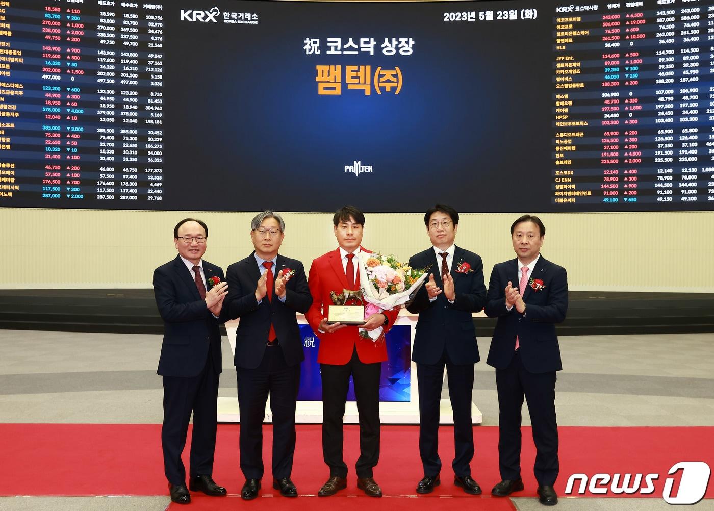 본문 이미지 - 23일 서울 영등포구 한국거래소에서 열린 팸텍 코스닥시장 상장기념식에서 강왕락 코스닥협회 부회장(왼쪽부터), 홍순욱 한국거래소 코스닥시장본부장, 김재웅 팸텍 대표이사, 박병기 하나증권 기업금융본부장, 유도석 한국IR협의회 상무가 기념촬영을 하고 있다. (한국거래소 제공) 2023.5.23/뉴스1