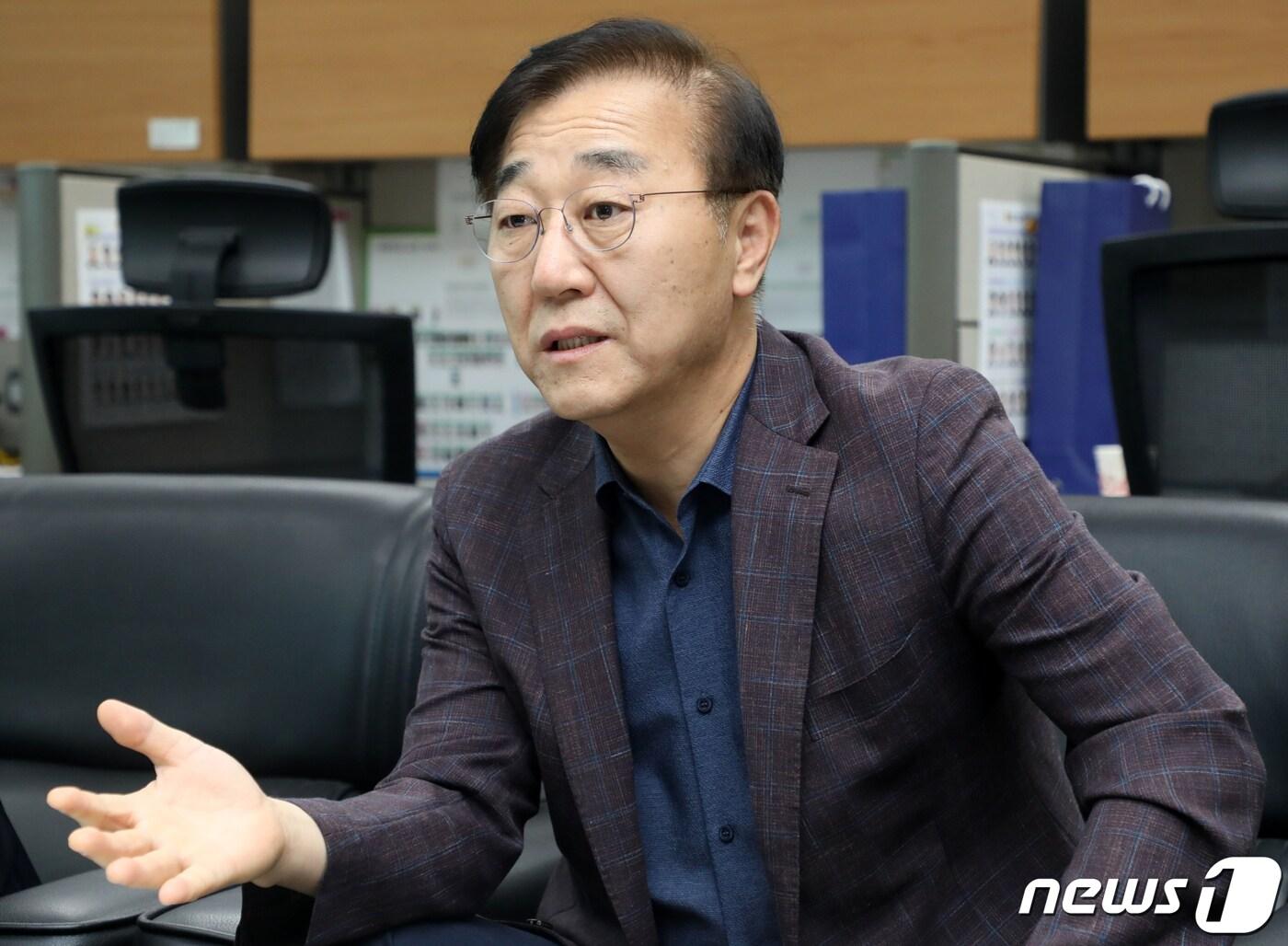 본문 이미지 - 김윤덕 더불어민주당 의원이 5월23일 전북 전주시 전북도의회 기자실에서 '새만금 잼버리 부지 현장 상황' 관련 간담회를 열고 질의에 답변을 하고 있다. 2023.5.23/뉴스1 ⓒ News1 유경석 기자