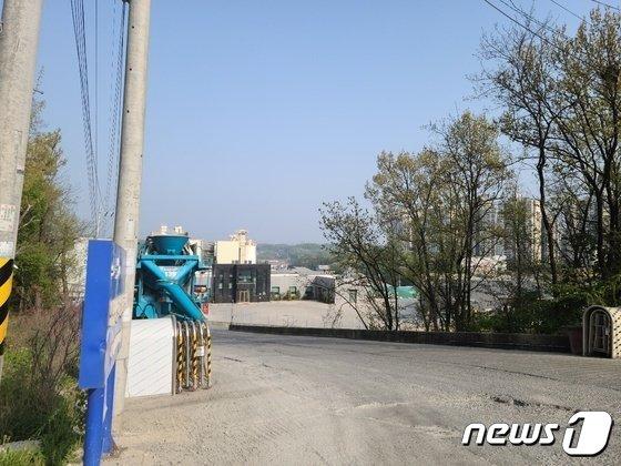 본문 이미지 - 경기 고양시 식사동 주민들이 주거지 인근 레미콘공장과 폐기물 처리시설, 공장 등 주민 기피시설 이전을 요구하는 목소리를 높이고 있다. 사진은 아파트단지(사진 왼쪽)와 불과 수백m 떨어진 곳에 위치한 업체. /박대준 기자