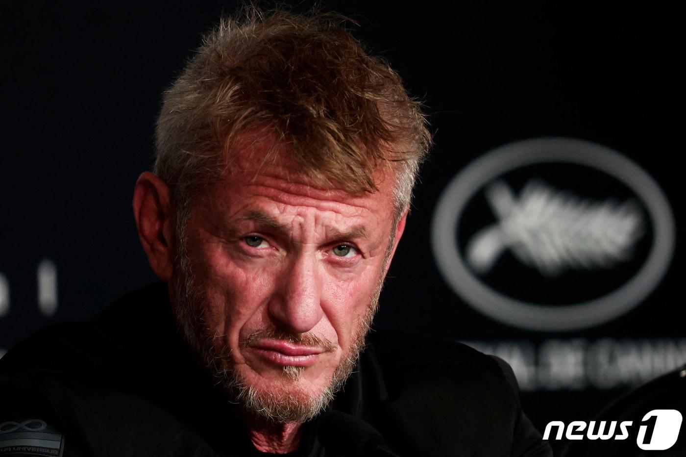 본문 이미지 - 19일(현지시간) 프랑스 칸느 영화제에 참석한 미국 할리우드 배우 숀 팬. 2023.5.19 ⓒ 로이터=뉴스1 ⓒ News1 정윤미 기자