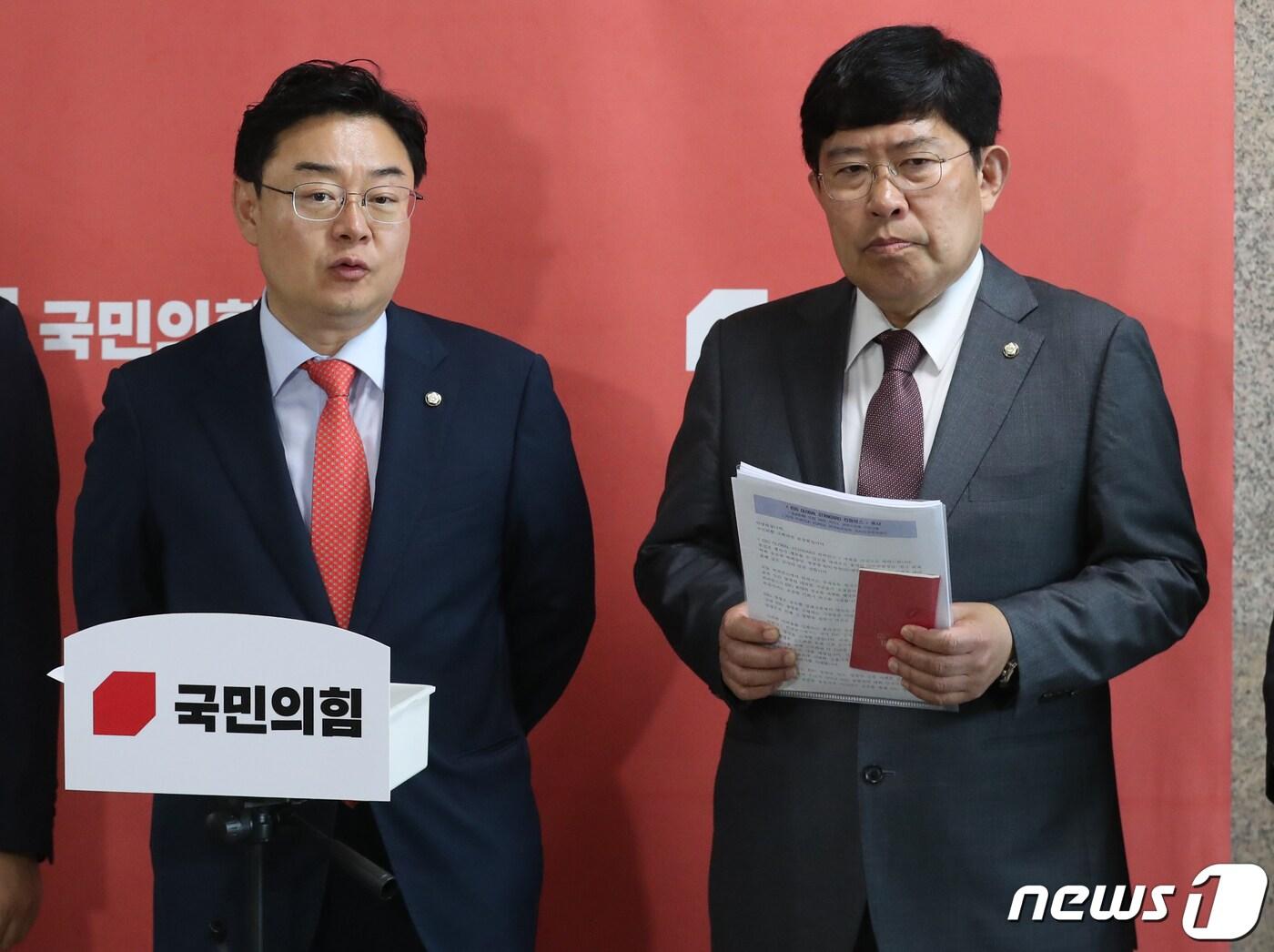 본문 이미지 - 국민의힘 김성원 코인게이트 진상조사단장과 윤창현 간사가 23일 오전 서울 여의도 국회에서 열린 코인게이트 진상조사단 2차 전체회의를 마치고 취재진의 질문을 받고 있다. 2023.5.23/뉴스1 ⓒ News1 송원영 기자