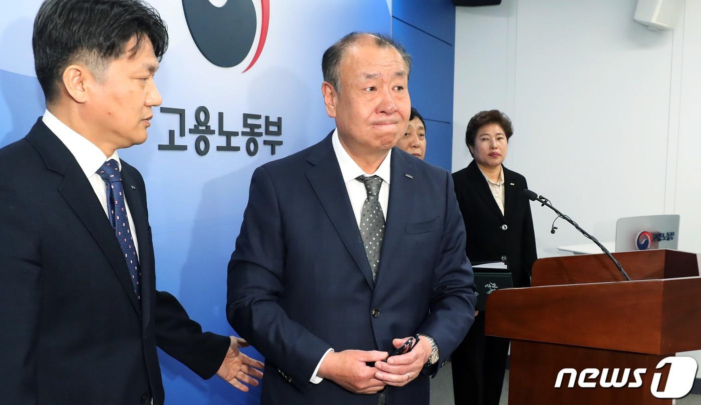 본문 이미지 - 어수봉 산업인력공단 이사장(가운데)이 23일 오전 세종시 정부세종청사 고용노동부에서 2023년 국가기술 자격 실기 시험 운영 관련 브리핑을 마친 뒤 퇴장하고 있다. 공단은 지난 4월 23일 서울시 은평구 연서중학교에서 실시된 2023년 정기 기사·산업기사 제1회 실기시험에 응시한 609명의 답안지를 착오로 파쇄한 사실에 대한 사과와 향후 대책을 발표했다. 2023.5.23/뉴스1 ⓒ News1 김기남 기자