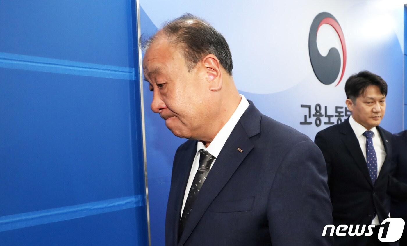 본문 이미지 - 지난해 5월23일 당시 어수봉 산업인력공단 이사장이 2023년 국가기술 자격 실기 시험 운영 관련 브리핑을 마친 뒤 퇴장하고 있다.  2023.5.23/뉴스1 ⓒ News1 김기남 기자