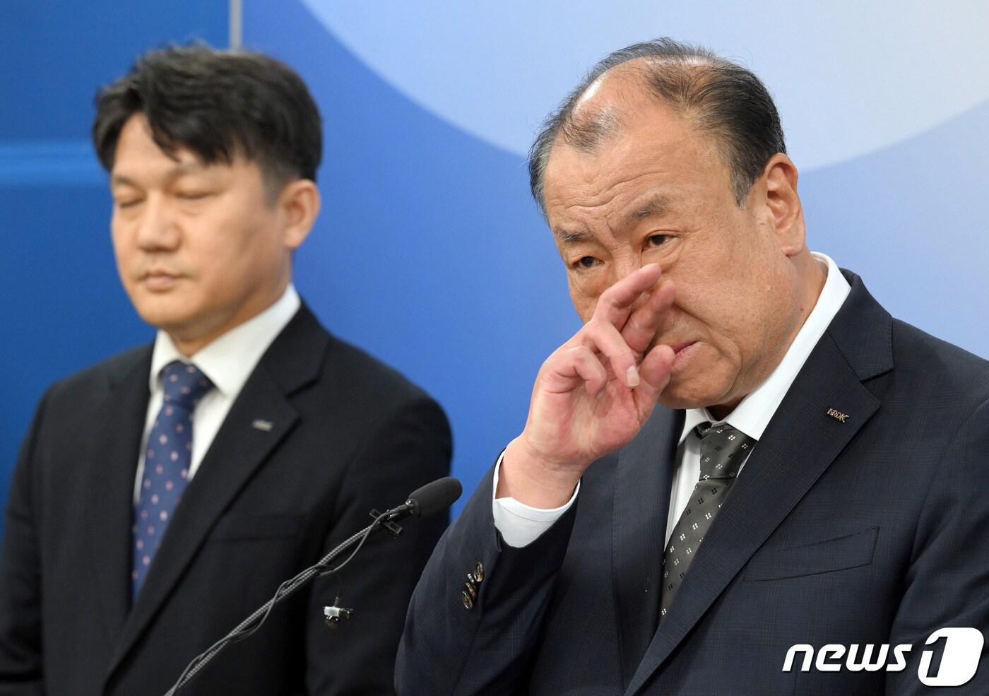 본문 이미지 - 어수봉 산업인력공단이사장(오른쪽)이 지난 5월23일 오전 세종시 정부세종청사 고용노동부 브리핑룸에서 2023년 국가기술 자격 실기 시험 운영 관련 브리핑에서 어두운 표정으로 기자들의 질문에 답하고 있다. 2023.5.23/뉴스1 ⓒ News1 김기남 기자