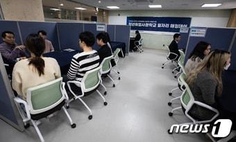 본문 이미지 - 청년 구직자들이 서울 용산구 청년취업사관학교 용산캠퍼스에서 열린 일자리 매칭데이에서 면접을 보고 있다. /뉴스1 DB