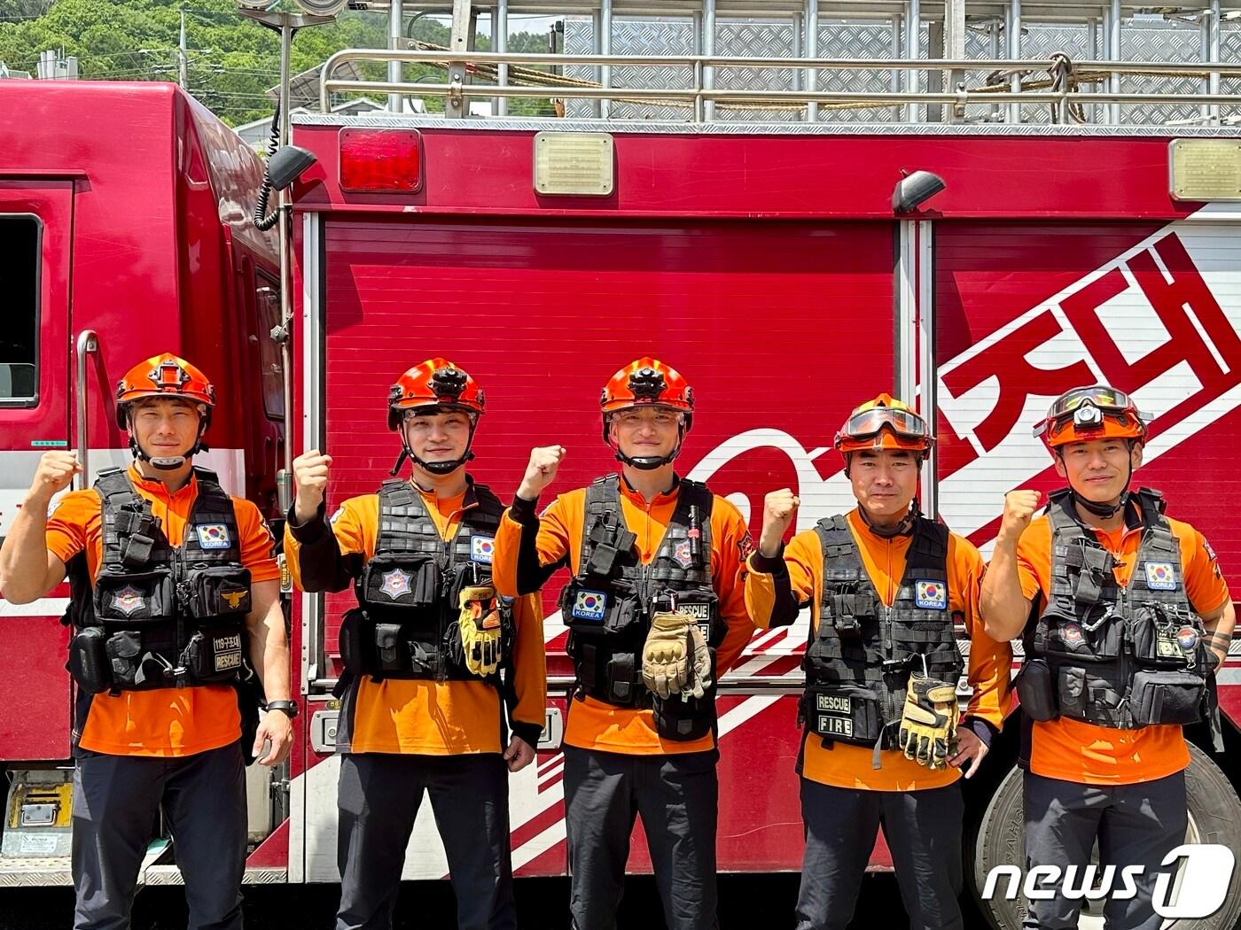 본문 이미지 - 거제119구조 1팀 출동대원들. 좌측부터 강민수, 이정한, 어홍경,김민수, 정영석 대원.(거제소방서 제공)