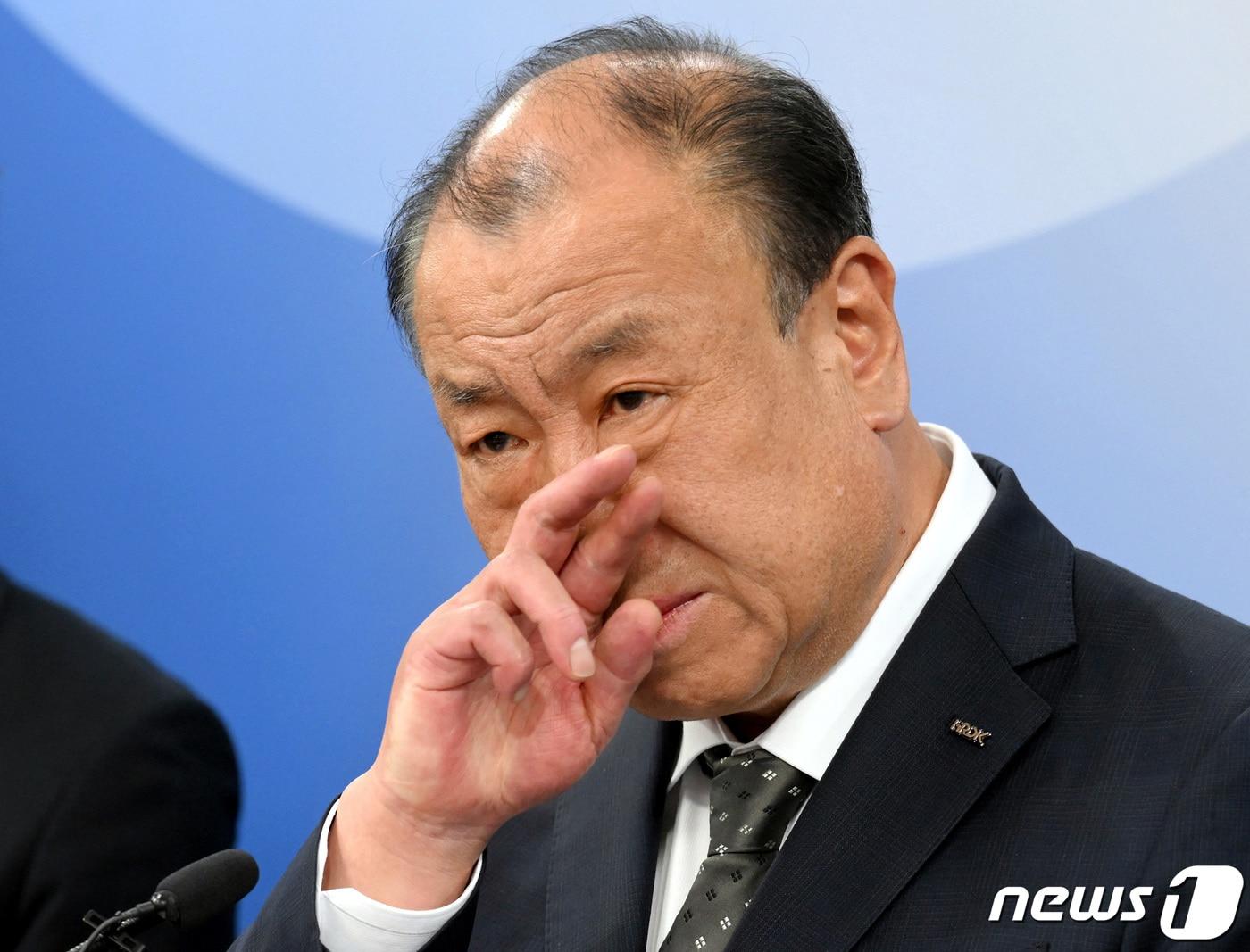 본문 이미지 - 어수봉 산업인력공단이사장(오른쪽)이 23일 오전 세종시 정부세종청사 고용노동부 브리핑룸에서 2023년 국가기술 자격 실기 시험 운영 관련 브리핑에서 어두운 표정으로 기자들의 질문에 답하고 있다. .2023.5.23/뉴스1 ⓒ News1 김기남 기자