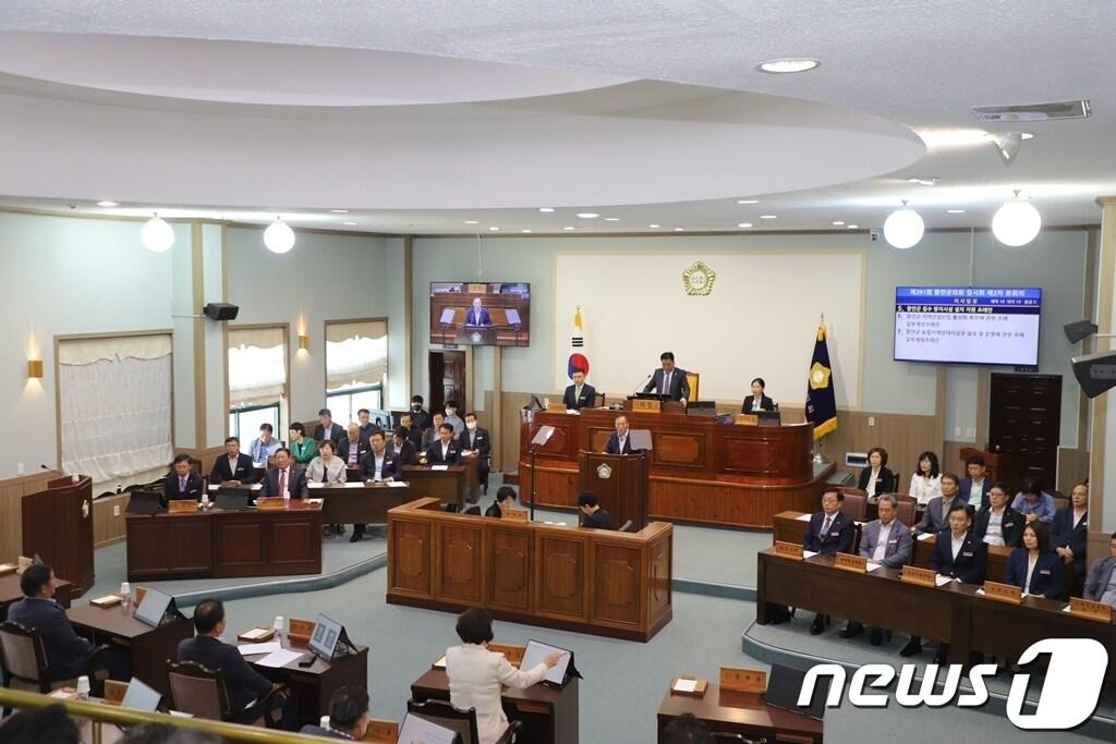 본문 이미지 -  함안군의회가 23일 제291회 임시회를 폐회하고 있다.(함안군 제공)