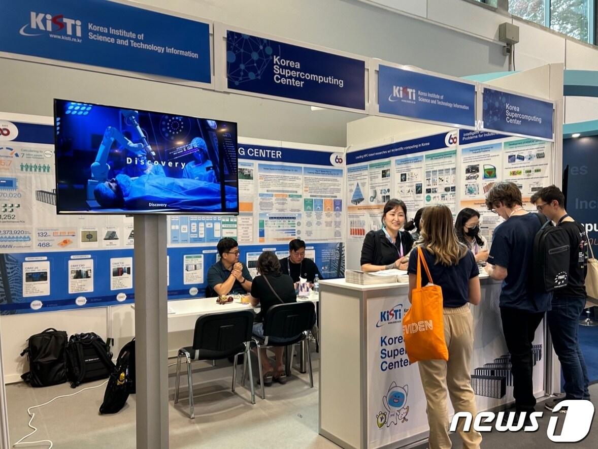 본문 이미지 - ISC2023에 참가한 KISTI 부스 전경(KISTI 제공)