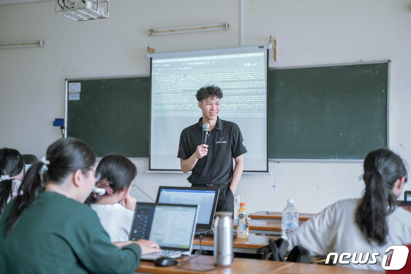 본문 이미지 - 멋쟁이사자처럼 관계자가 베트남 호치민시 트득(Thu Duc)군에 위치한 인문사회과학대학교에서 IT 관련 교육을 진행하고 있다. (멋쟁이사자처럼 자료 제공)