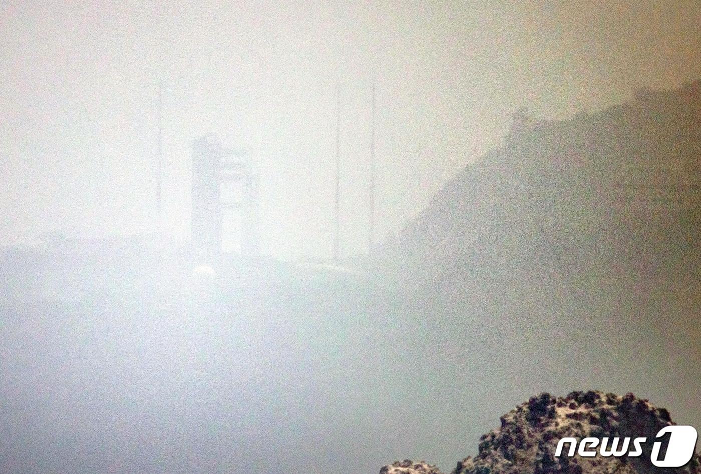 본문 이미지 - 한국형 우주발사체 누리호의 3차 발사를 하루 앞둔 23일 오후 전남 고흥군 나로우주센터에 기립돼 있다. 과기정통부는 이날 오후 '누리호 발사관리위원회'를 개최해 작업 사항 및 점검 결과와 기상 상황, 우주물체 충돌 가능성을 종합 검토 후 누리호 발사 시각을 결정한다. 누리호는 별다른 문제가 없다면 24일 오후 6시 24분에 발사될 전망이다. 2023.5.23/뉴스1 ⓒ News1 이재명 기자