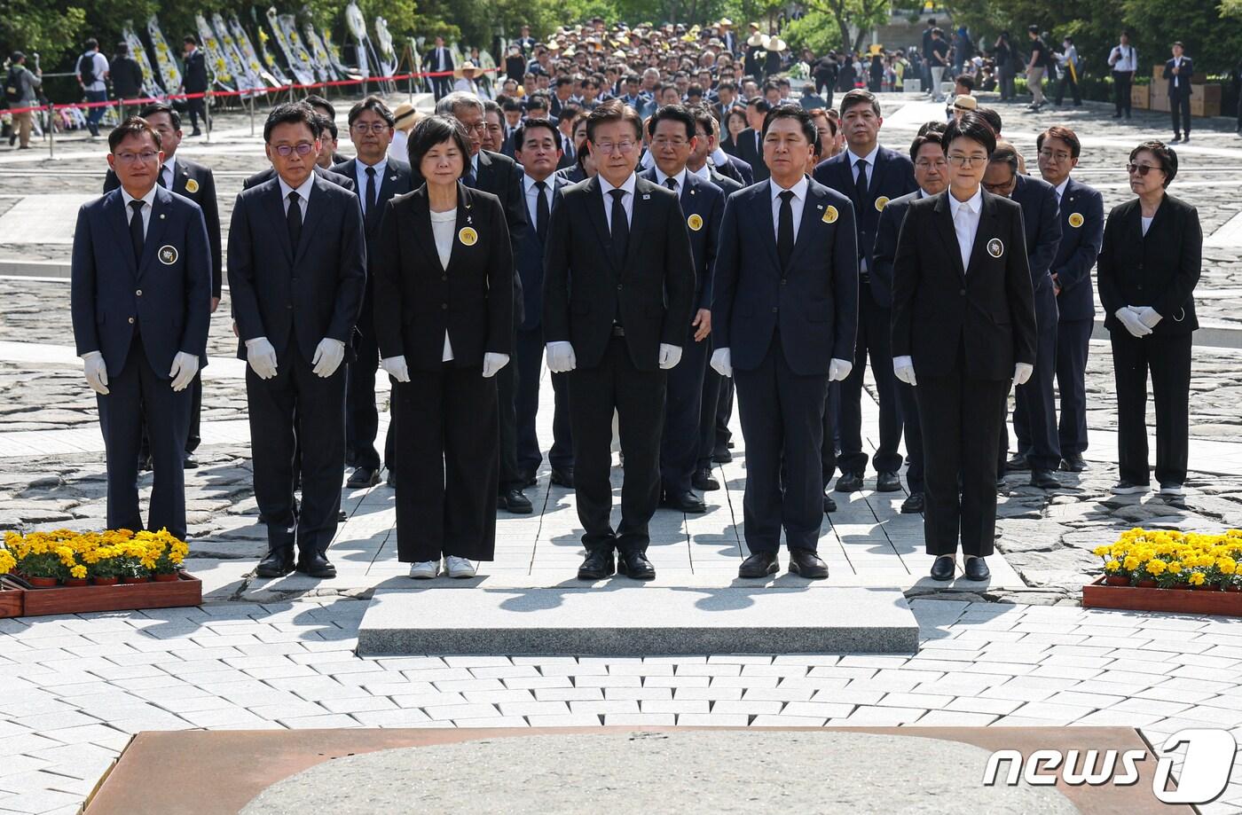 본문 이미지 - 이재명 더불어민주당 대표와 김기현 국민의힘 대표, 이정미 정의당 대표 등이 23일 오후 경남 김해시 진영읍 봉하마을에서 열린 고 노무현 전 대통령 서거 14주기 추도식을 마친 뒤 묘역을 찾아 참배하고 있다. (공동취재, 자료사진) 2023.5.23/뉴스1 ⓒ News1 임세영 기자