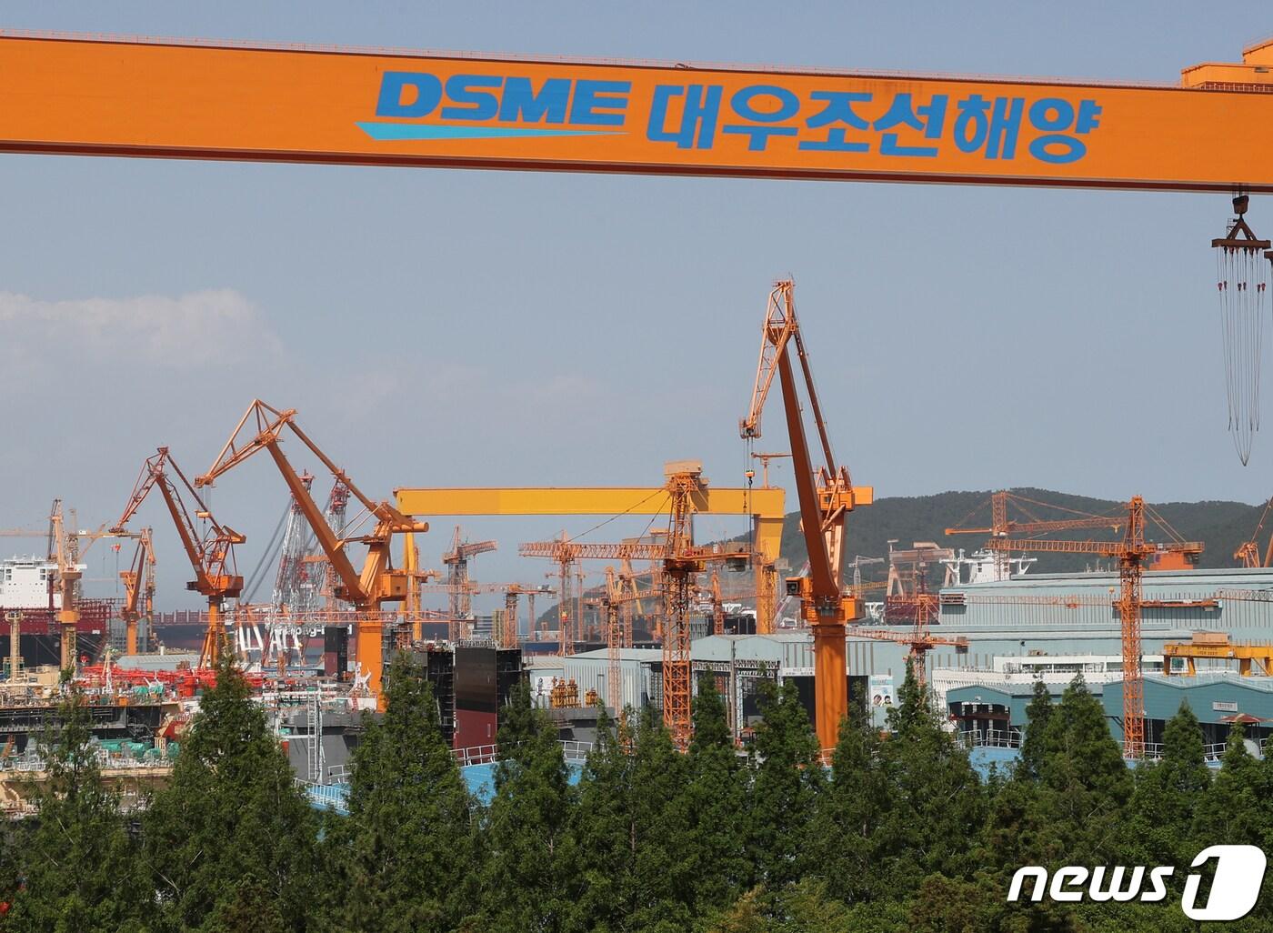 본문 이미지 - 23일 경남 거제시 옥포조선소 전경. 'DSME 대우조선해양'이 적힌 골리앗 크레인 뒤로 사명을 지운 골리앗 크레인이 보인다. 2023.5.23/뉴스1 ⓒ News1 윤일지 기자