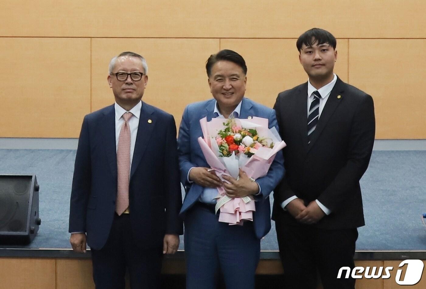 청주대학교는 23일 새천년종합정보관에서 &#39;레이크파크·꿀잼도시 연구소&#39; 발대식을 개최했다. 발대식 후 차천수 청주대총장, 김영환 지사&#40;왼쪽부터&#41; 등이 기념촬영을 하고 있다.&#40;청주대 제공&#41;/ 뉴스1