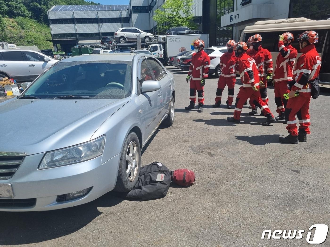 본문 이미지 - 동강그린모터스에서 교통사고대비 차량 인명구조 훈련을 진행한 소방대원들