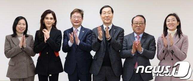 본문 이미지 - 사진은 지난 3월2일 개최한 2023~2024 한국방문의 해'를 위한 민·관 전략 간담회. 박인숙 한국관광통역안내사협회장(왼쪽부터), 이부진 한국방문의해 위원회 위원장, 박보균 문체부 장관, 김장실 한국관광공사 사장, 윤영호 관광협회중앙회 회장, 송미선 하나투어 대표(문체부 제공)