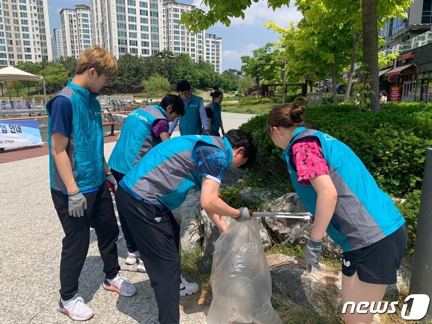 본문 이미지 -  한국마사회 현정화 탁구단 감독과 선수들의청렴플로깅 현장(한국마사회 제공)