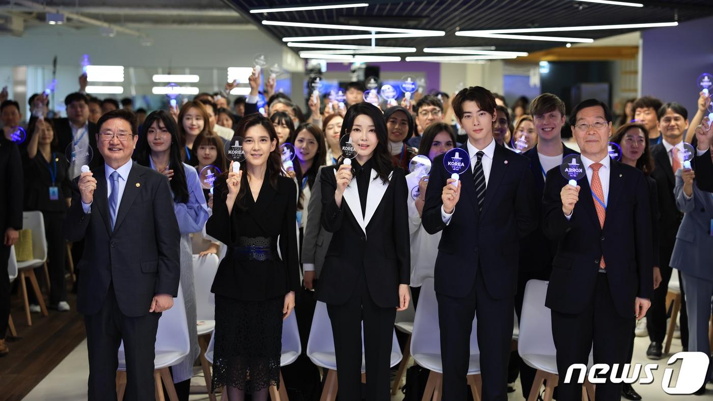 김건희 여사가 23일 서울 중구 한국관광공사 홍보관에서 열린 K-관광 협력단 출범식에서 한국방문의해위원회 명예위원장에 추대된 후 박보균 문화체육관광부 장관, 이부진 한국방문의해위원회 위원장 등 내빈들과 기념촬영을 하고 있다. (대통령실 제공) 2023.5.23/뉴스1 ⓒ News1 오대일 기자